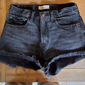 Abercrombie Mid-Rise Boyfriend Short, Distressed ⚫️, 27